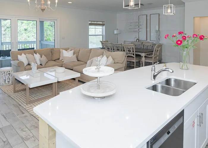 New Listing, Luxury 4bd Steps To Club Pensacola