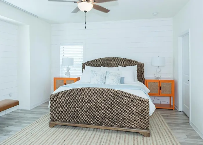Villa New Listing, Luxury 4bd Steps To Club Pensacola