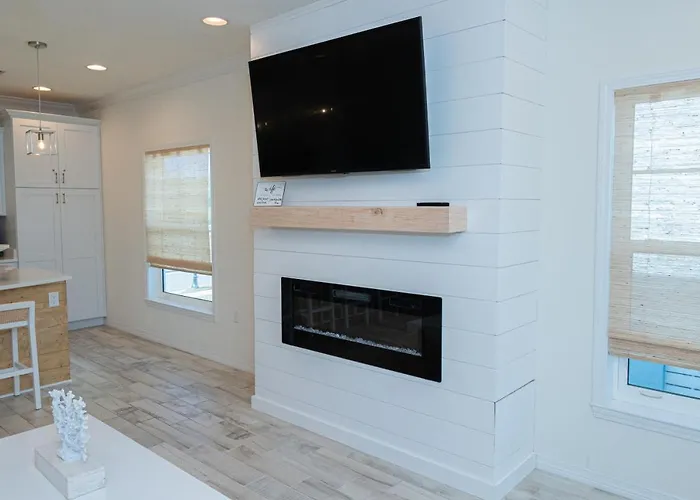 New Listing, Luxury 4bd Steps To Club
