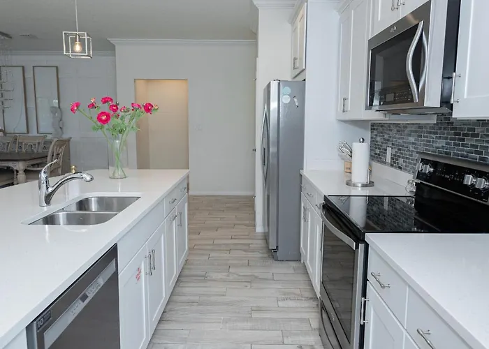 New Listing, Luxury 4bd Steps To Club *