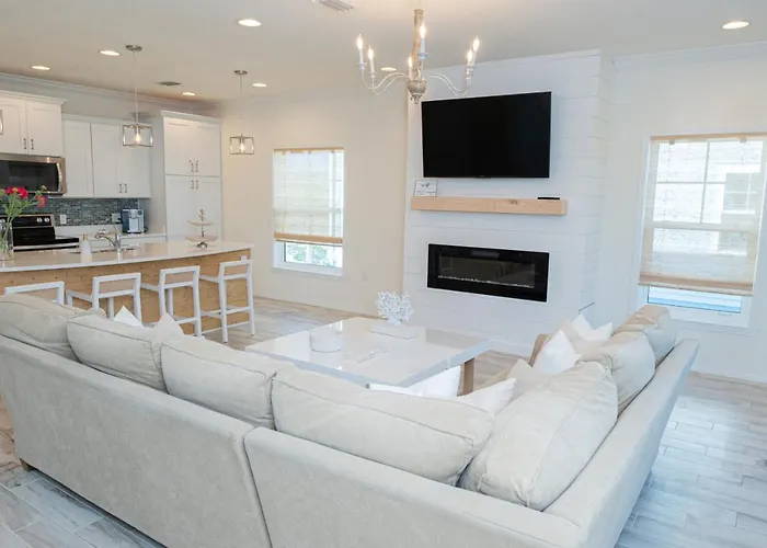 Villa New Listing, Luxury 4bd Steps To Club Pensacola