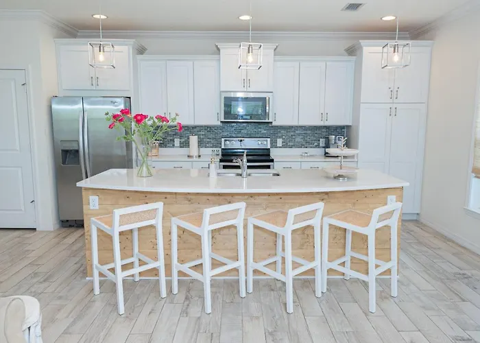 New Listing, Luxury 4bd Steps To Club Villa Pensacola